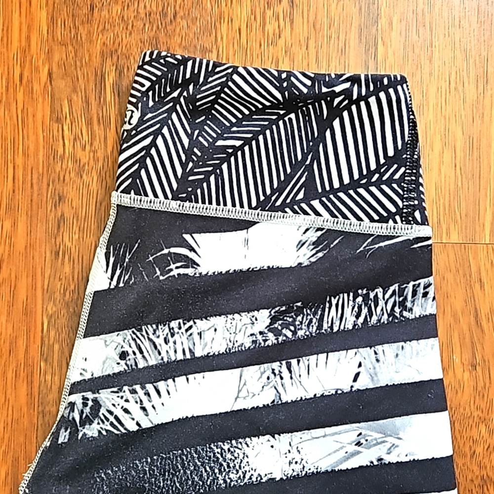 Lululemon Black and White Crop 23" Legging Size 4